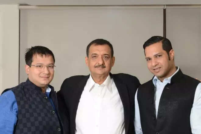 गौरव मल्होत्रा, दीप मल्होत्रा, गौतम मल्होत्रा                                                   &nbsp;&nbsp;&nbsp;&nbsp;&nbsp;&nbsp;&nbsp;&nbsp;&nbsp;&nbsp;&nbsp;&nbsp;&nbsp;&nbsp;&nbsp;&nbsp;&nbsp;&nbsp;&nbsp;&nbsp;&nbsp;&nbsp;&nbsp;&nbsp;&nbsp;&nbsp;&nbsp;&nbsp;&nbsp;&nbsp;&nbsp;&nbsp;&nbsp;&nbsp;&nbsp;&nbsp;&nbsp;&nbsp;&nbsp;&nbsp;&nbsp;&nbsp;&nbsp;&nbsp;&nbsp;&nbsp;&nbsp;&nbsp;&nbsp;&nbsp; ओएसिस समूहशिरोमणि अकाली दल के फरीदकोट से विधायक रहे दीप मल्होत्रा के स्वामित्व में ओएसिस ग्रुप मुख्य रूप से शराब उत्पादन, एथेनॉल और रियल एस्टेट (Oasis Spaces) क्षेत्रों में सक्रिय है। समूह की प्रमुख डिस्टिलरी और बॉटलिंग यूनिट पंजाब के बठिंडा जिले में संगत कलां में स्थित है। इसके अलावा, यह ग्रुप प्रमुख ब्रैंड्स जैसे ऑल सीजन्स (All Seasons) और स्टार वॉल्कर (Star Walker) के लिए जाना जाता है। ओएसिस ग्रुप ने पंजाब के डेराबस्सी क्षेत्र (Oasis Spaces, Nimbuan) में कंस्ट्रक्शन और आर्किटेक्चरल प्रोडक्ट्स के लिए भी अपनी मौजूदगी दर्ज कराई है। दीप मल्होत्रा बताते हैं कि उनके पिता ओमप्रकाश मल्होत्रा ने 1987 में एक छोटी सी शराब की भट्टी स्थापित की थी जिसे उन्होंने पिछले तीन दशकों में   1,500 करोड़ रुपये के कारोबार में बदल दिया है जिसका 18 राज्यों में शराब के निर्माण, वितरण और विपणन में दखल है। ओएसिस ने हरियाणा में भी अपनी पैठ बना ली है। कंपनी ने चड्ढा समूह से अंबाला में दो डिस्टिलरी खरीदी हैं। ये इकाइयां हरदीप सिंह चड्ढा के परिवार से खरीदी गई थीं जिनकी उनके भाई पोंटी चड्ढा के फार्महाउस पर 2012 में हुई गोलीबारी में मृत्यु हो गई थी।समूह ने दिल्ली और मसूरी में संपत्तियों के साथ आतिथ्य क्षेत्र में भी कदम रखा है। उन्हें उम्मीद है कि 2015-16 में व्यवसाय में 33 प्रतिशत की वृद्धि होगी और यह 2,000 करोड़ रुपये का आंकड़ा पार कर जाएगा।