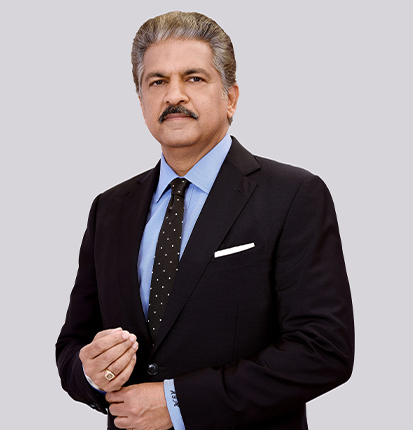 महिंद्रा एंड महिंद्रा (M&M)                                                    वर्तमान महिंद्रा ऐंड महिंद्रा समूह की स्थापना पहले ‘महिंद्रा एंड मोहम्मद’ के रूप में 1945 में लुधियाना में हुई थी जिसके संस्थापक सदस्य जे.सी. महिंद्रा, के.सी. महिंद्रा और मलिक गुलाम मोहम्मद थे। विभाजन के बाद मलिक गुलाम मोहम्मद के पाकिस्तान चले जाने के कारण शेष बचे दो साझेदारों के नाम पर कंपनी का नाम ‘महिंद्रा एंड महिंद्रा’ रखा गया। शुरुआत में कंपनी इंग्लैंड की विली जीप के पुर्जों का आयात और फिर जोड़ कर बेचने का काम करती थीमहिंद्रा एंड महिंद्रा समूह के वर्तमान चेयरमैन आनंद महिंद्रा हैं और यह भारत के सबसे बड़े और प्रमुख बहुराष्ट्रीय व्यावसायिक घरानों में से एक है। इसका मुख्यालय मुंबई में है और यह दुनिया के 100 से अधिक देशों में काम करता है। इसकी प्रमुख कंपनी ‘महिंद्रा एंड महिंद्रा लिमिटेड’ का कुल बाज़ार पूंजीकरण लगभग ₹3.86 लाख करोड़ है। कंपनी का चौपहिया वाहनों (पैसेंजर व्हीकल/एसयूवी) की बिक्री के मामले में देश में मारुति के बाद दूसरे स्थान पर है। वॉल्यूम के मामले में दुनिया की सबसे बड़ी ट्रैक्टर निर्माता कंपनी है।इसके अतिरिक्त टेक महिंद्रा, महिंद्रा फाइनेंस, महिंद्रा हॉलिडेज़ हॉस्पिटैलिटी और रिसॉर्ट्स, महिंद्रा लॉजिस्टिक्स, महिंद्रा लाइफस्पेस समूह की प्रमुख कंपनियां हैं।